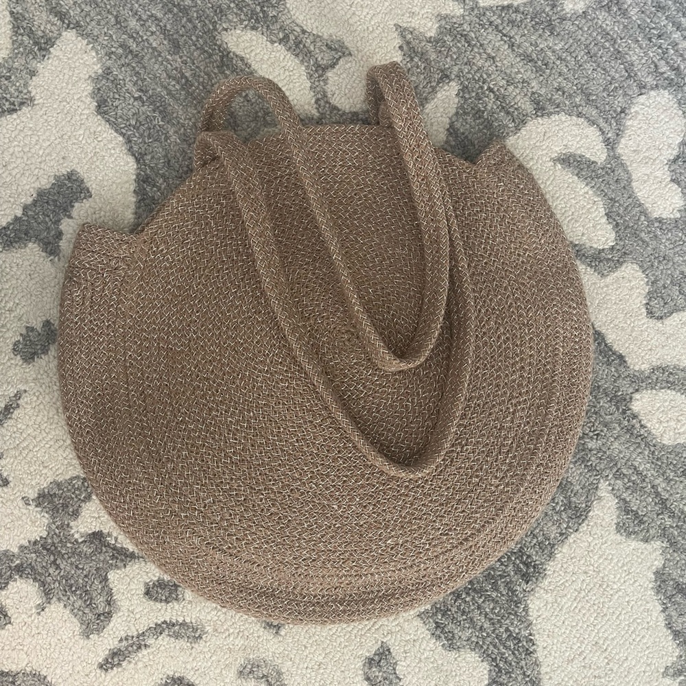Beige woven shoulder bag. Silver metallic threading.